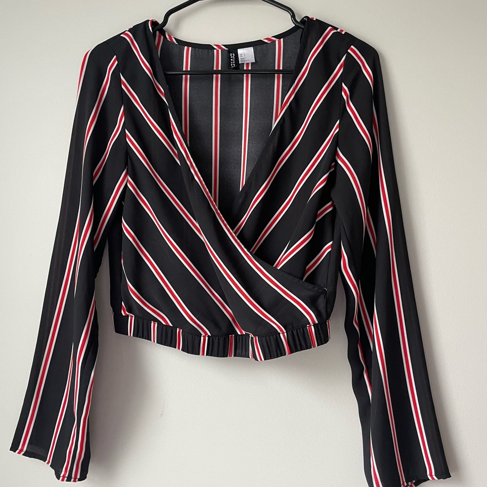 Black, red and white stripped cropped blouse
H&M
4